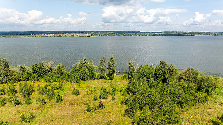 Участок в первой линии от воды
