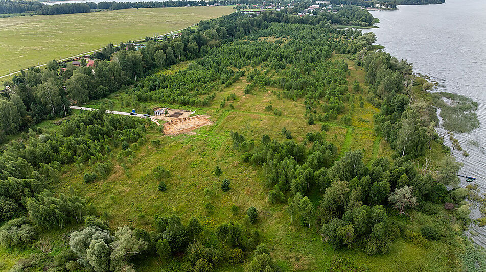 Участок в первой линии от воды