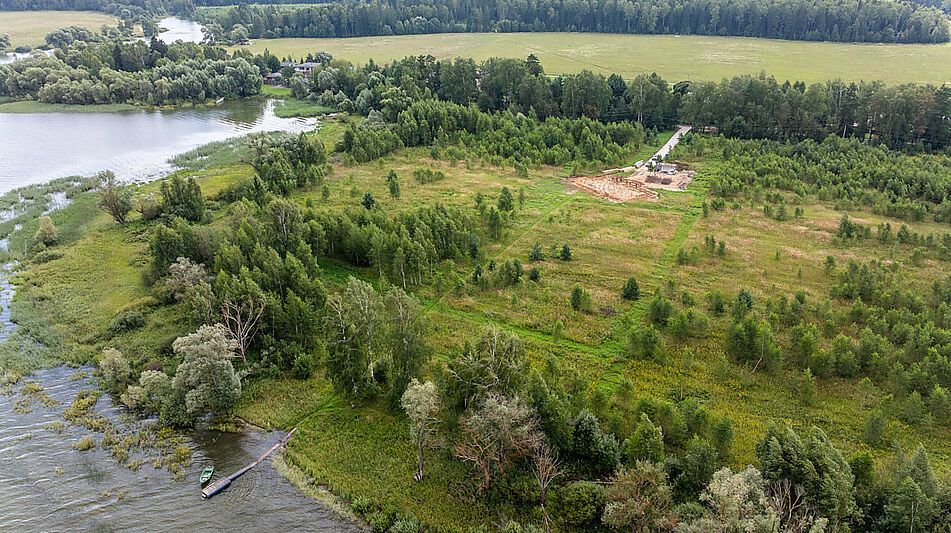 Участок в первой линии от воды