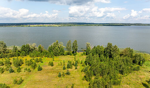 Участок в первой линии от воды