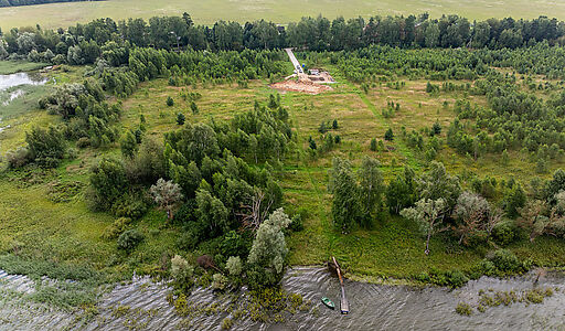 Участок в первой линии от воды