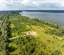 Участок в первой линии от воды