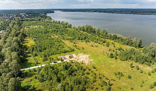 Участок в первой линии от воды