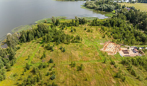 Участок в первой линии от воды