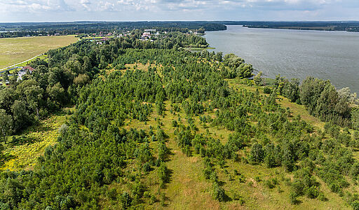 Участок в первой линии от воды