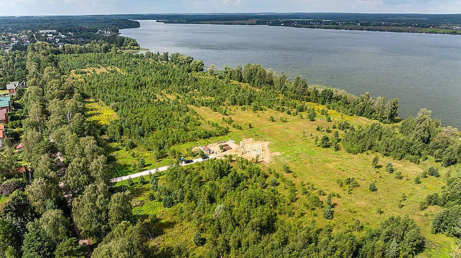 Участок в первой линии от воды