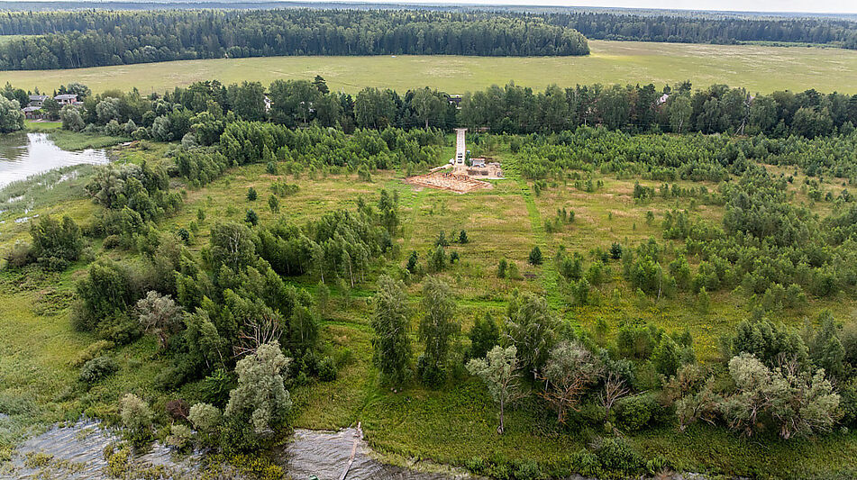 Участок в первой линии от воды