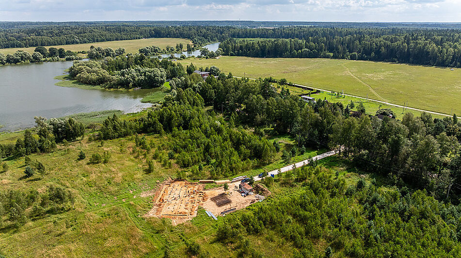 Участок в первой линии от воды