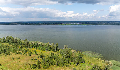 Участок в первой линии от воды