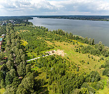 Участок в первой линии от воды