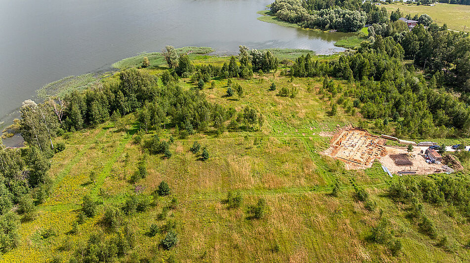 Участок в первой линии от воды
