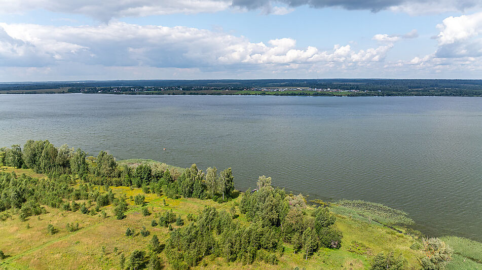 Участок в первой линии от воды