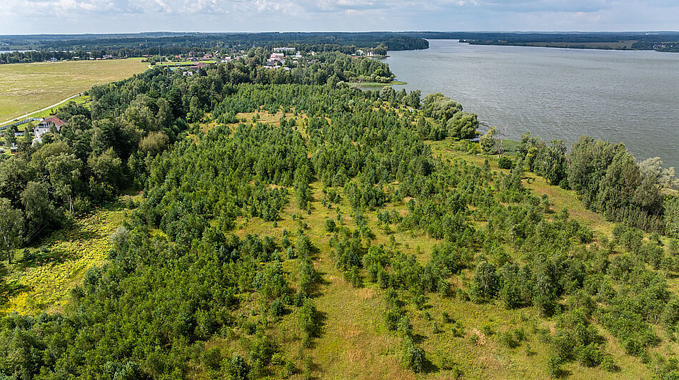 Участок в первой линии от воды
