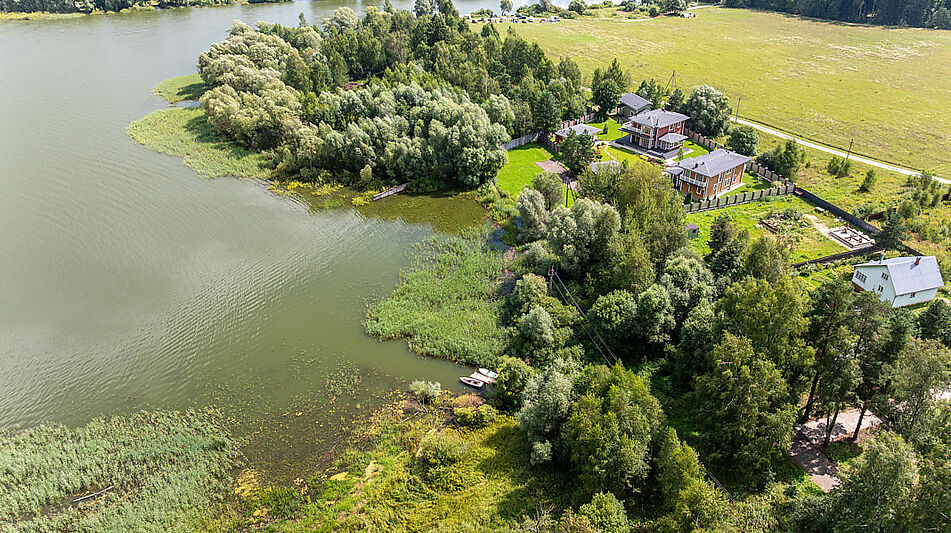 Участок в первой линии от воды