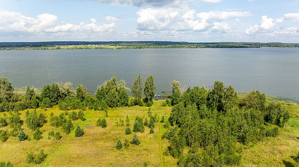 Участок в первой линии от воды