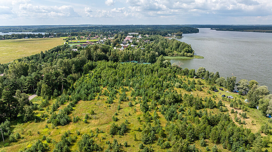 Участок в первой линии от воды
