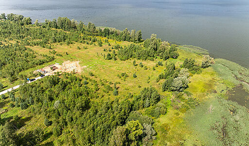 Участок в первой линии от воды