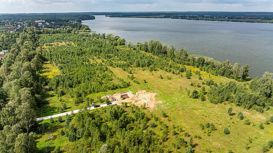 Участок в первой линии от воды