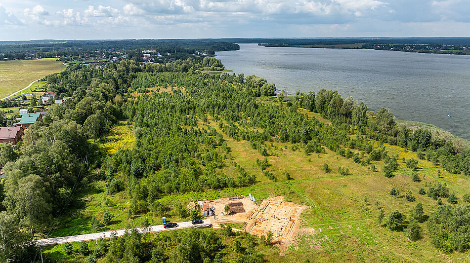 Участок в первой линии от воды