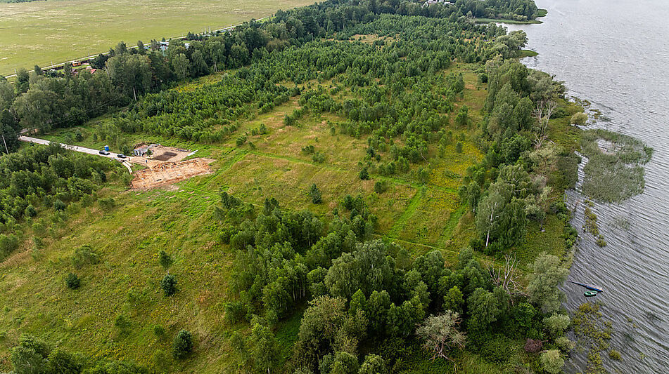 Участок в первой линии от воды