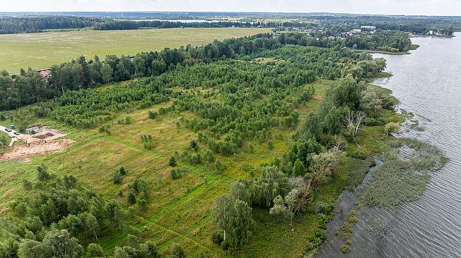 Участок в первой линии от воды