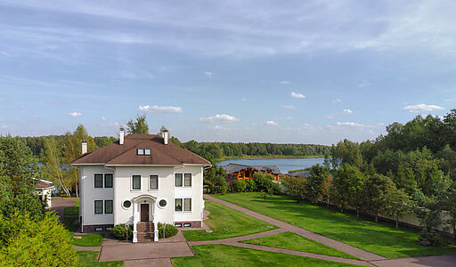 Дом в Конаково с видом на воду
