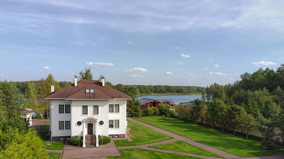 Дом в Конаково с видом на воду