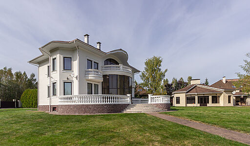 Дом в Конаково с видом на воду