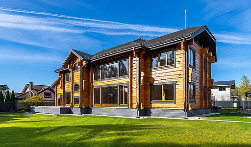 Дом из кедрового лафета в Авроре