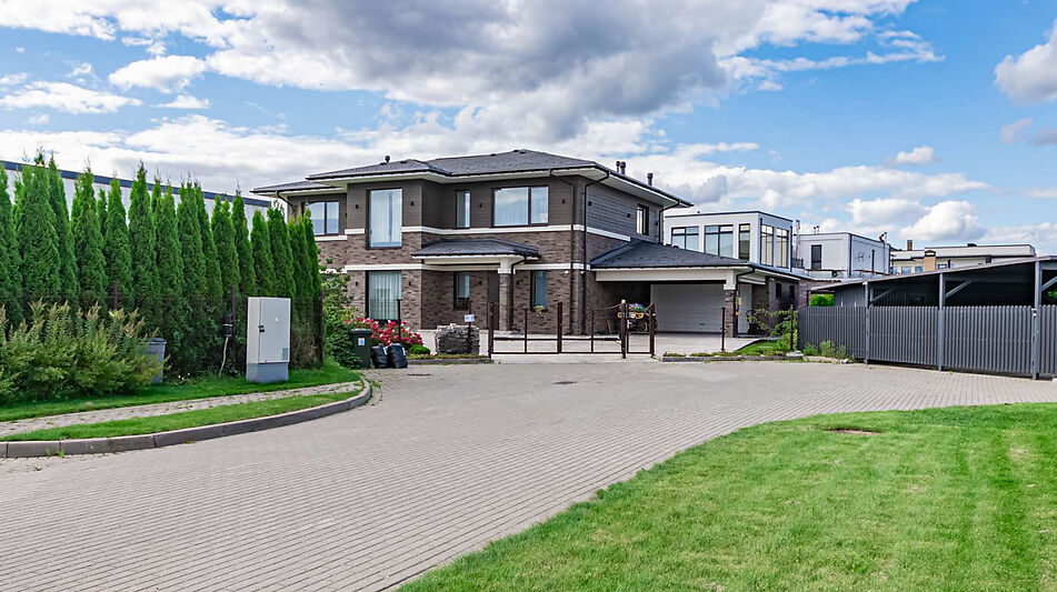 Дом в стиле Райта в Новорижском