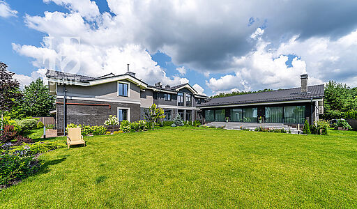 Дом с бассейном в КП Пестово