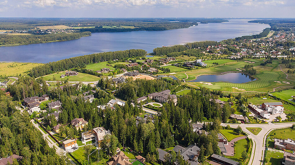 Участок у воды Гольф Яхт Пестово