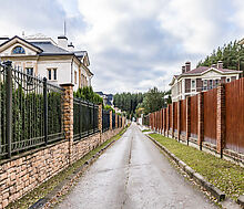 Дом в окружении леса.