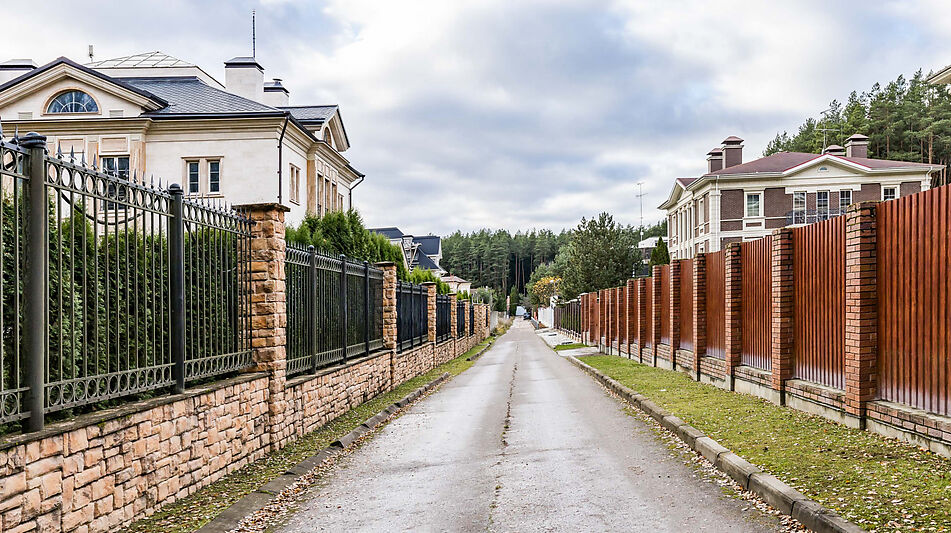 Дом в окружении леса.