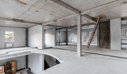 Дом в окружении леса.