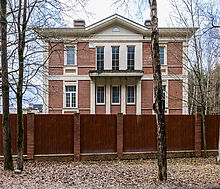 Дом в окружении леса.