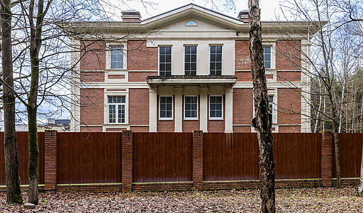 Дом в окружении леса.