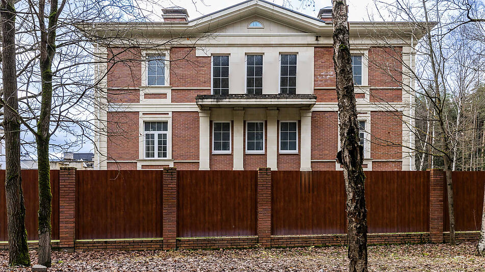 Дом в окружении леса.