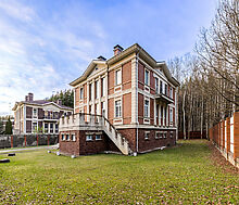 Дом в окружении леса.