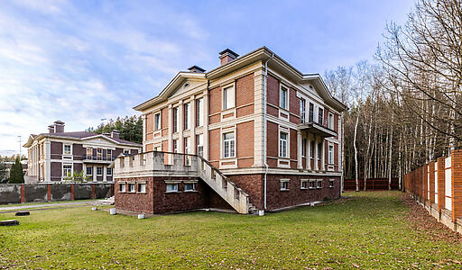 Дом в окружении леса.