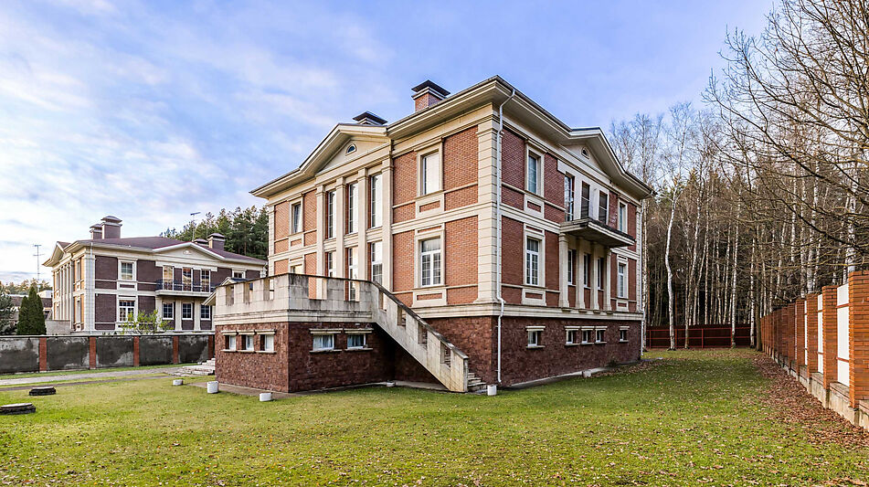 Дом в окружении леса.