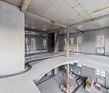 Дом в окружении леса.