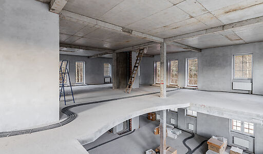 Дом в окружении леса.