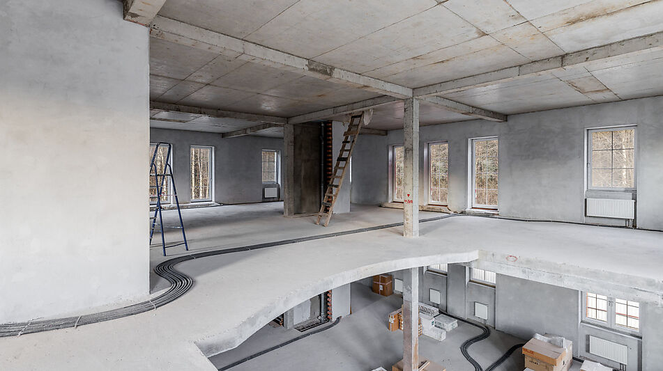 Дом в окружении леса.