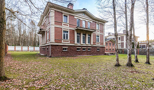 Дом в окружении леса.