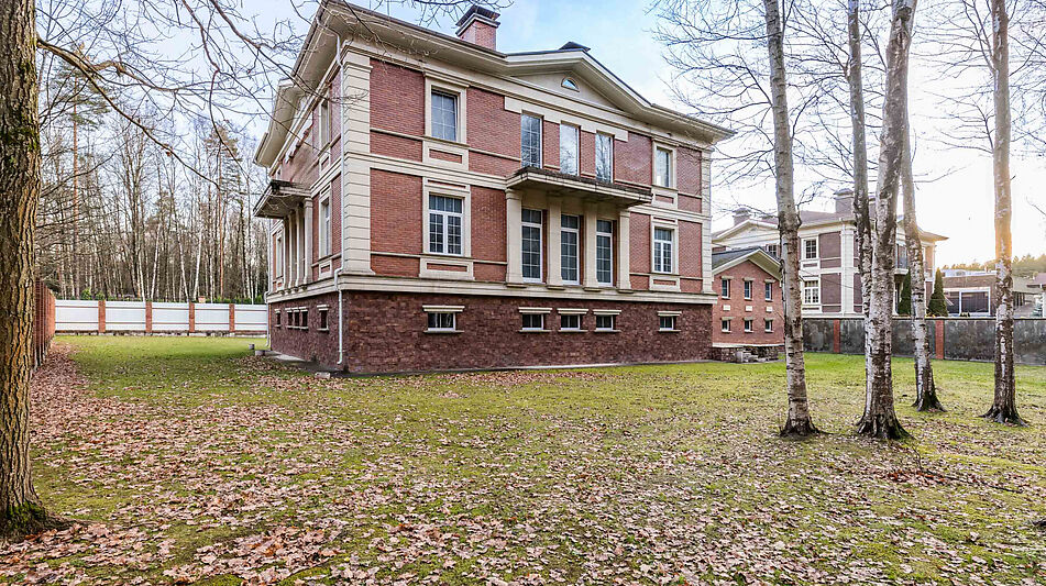 Дом в окружении леса.