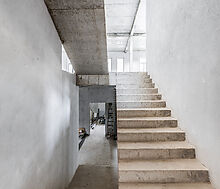 Дом в окружении леса.