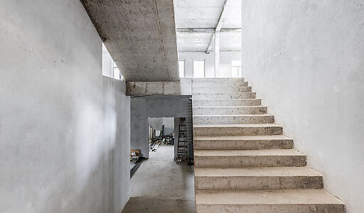 Дом в окружении леса.