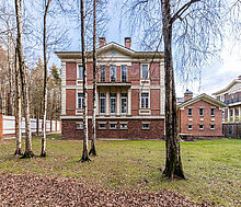 Дом в окружении леса.