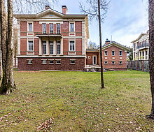 Дом в окружении леса.